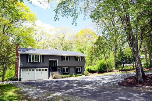 101 Richards Dr, Upper Stepney, CT 06468-2321