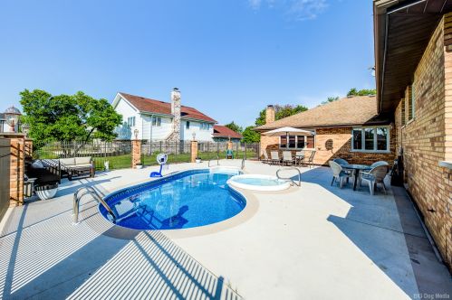 331 Ridgemoor Dr, Willowbrook IL  60527-5419 exterior