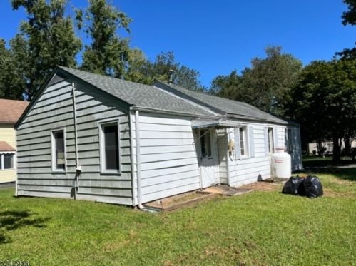 17 Fourth St, Flagtown, NJ 08821-1003
