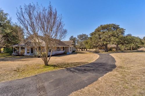 108 Roanoak Dr, Mount Sharp, TX 78620-4134