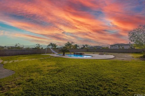 1586 Dodge Way, Norco, CA 92860-3885
