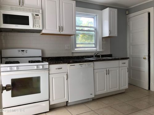 32 Sherwood Pl, Greenwich CT  06830-5606 exterior