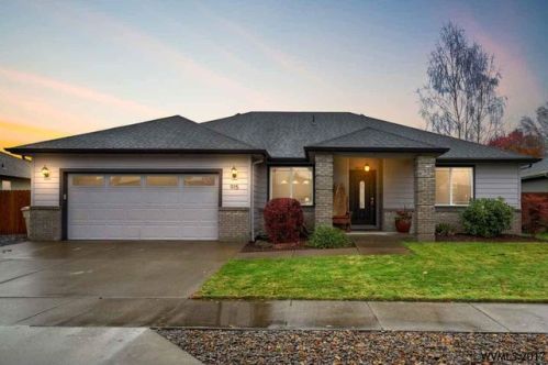 915 Mountain River Dr, Lebanon, OR 97355-3895