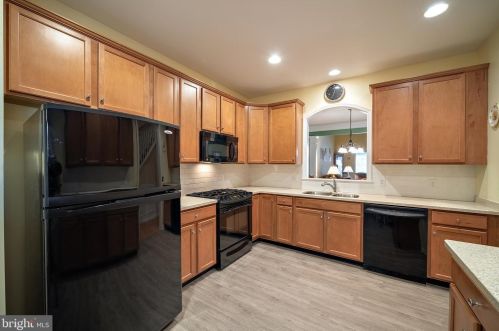 232 Sparrow Dr, Trenton NJ 08690-2461 exterior