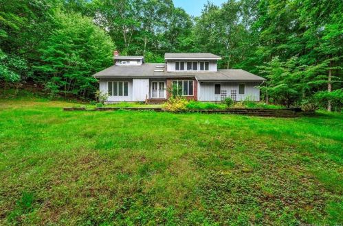 22 Hickory Hill Dr, Chester, CT 06412-1317