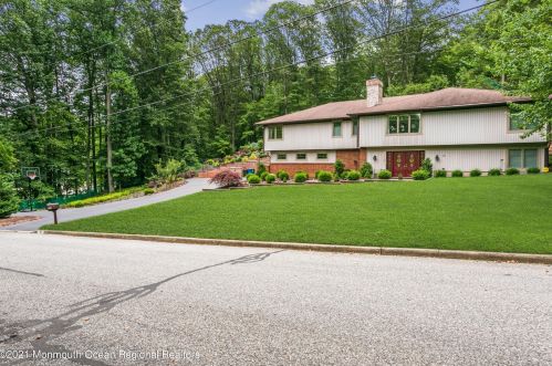 15 Brook Dr, Holmdel Village, NJ 07733-1337