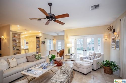 1 Cotswold Ln, Victoria, TX 77904-1674