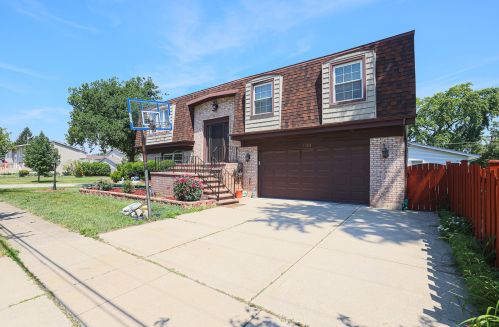 1123 Cherrywood Dr, Mount Prospect, IL 60056-4549