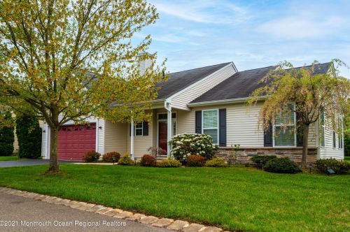 4 Carriage Rd, Lakehurst, NJ 08759-5154