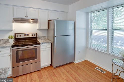 15265 Valley Stream Dr, Woodbridge, VA 22191-3921