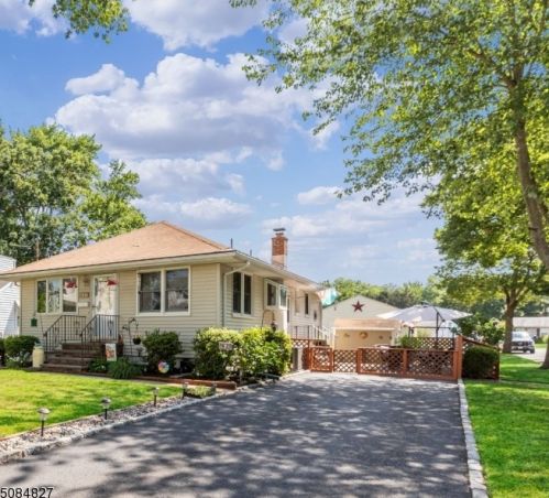 665 Fairview Ave, Piscataway, NJ 08854-2711