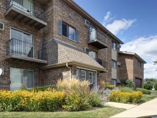 136 Greenway Trl, Carol Stream IL  60188-1623 exterior