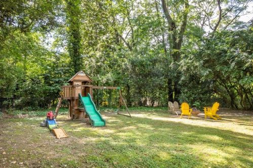2070 Dellwood Dr, Atlanta GA  30309-1243 exterior