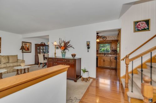 10431 Terry Dr, Palos Hills, IL 60465-2048