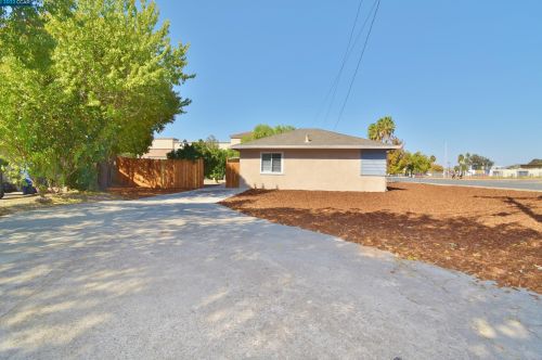 1061 Oak Grove Rd, Concord CA  94518-3129 exterior