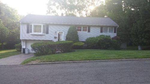 401 Crest Dr, Rockleigh, NJ 07647-1305