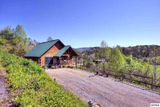 1483 Red Cedar Ln, Pigeon Forge, TN 37876-6577