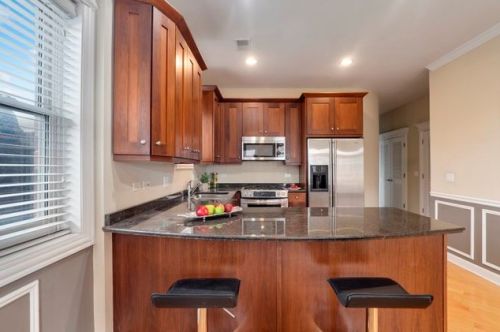 3329 Sheffield Ave, Chicago, IL 60657-2586
