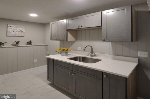 8406 Great Lake Ln, Springfield VA  22153-4004 exterior