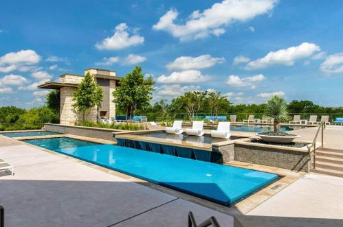 4221 Old Denton Rd, Carrollton TX 75010-0023 exterior