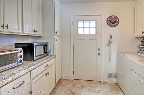 9 Fox Hill Rd, Middletown NJ exterior