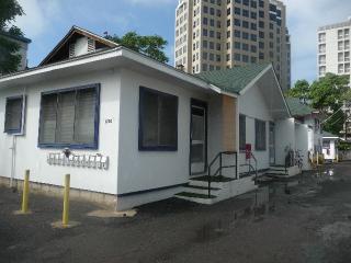 1220 Pensacola St, Honolulu HI  96814-1442 exterior