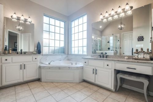 2561 Grn Oak Dr, Carrollton TX 75010-4221 exterior