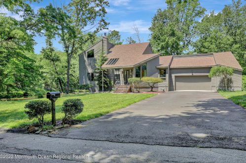48 Oak St, Lincroft, NJ 07738-1823
