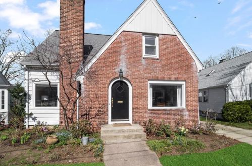 6 Greaton Dr, Providence, RI 02906-2914