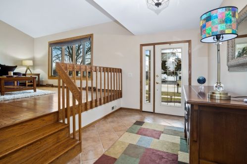 850 Debra Ln, Elk Grove Vlg, IL 60007-3042