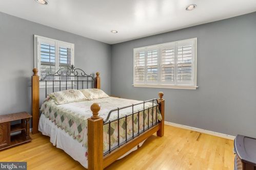 6808 Houndmaster Rd, Springfield VA  22152-2715 exterior