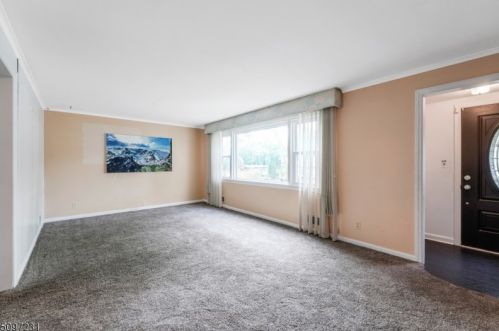 9 Lincoln Ave, Town Center, NJ 07052-2311