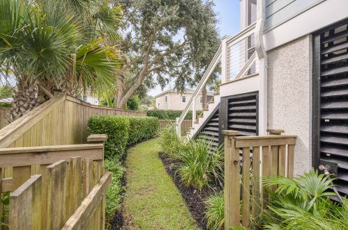 802 Palm Blvd, Isle Of Palms SC  29451-2218 exterior