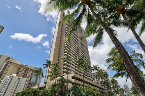 2121 Ala Wai Blvd, Honolulu HI  96815-2268 exterior