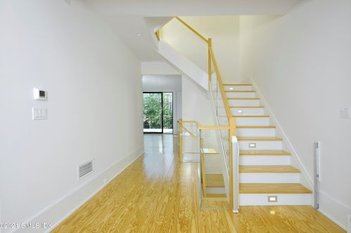 81 Brookside Dr, Greenwich CT  06831-5314 exterior
