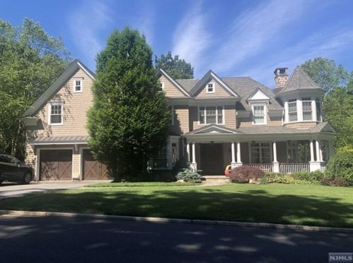 636 Forest Dr, Teaneck, NJ 07666-2050