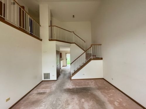 293 Chrisman Dr, Streamwood, IL 60107-6869