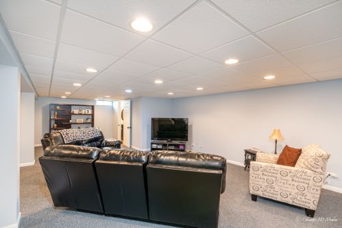 6921 Oakton Ct, Niles IL  60714-3014 exterior