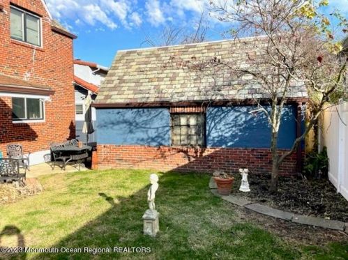 302 2nd Ave, Tinton Falls NJ  07712-6132 exterior