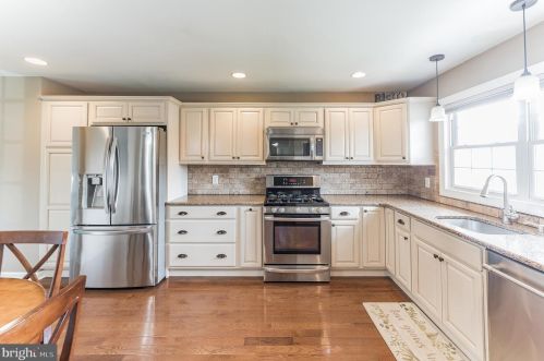 74 Wolf Dr, Trenton NJ 08610-1125 exterior