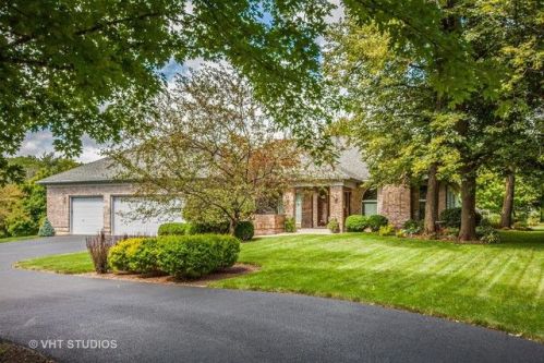 39 Crestview Dr, Oswego, IL 60543-9500