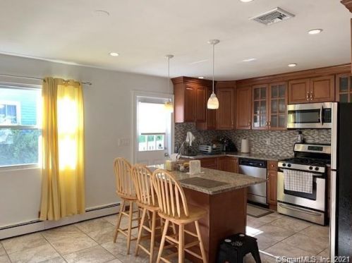 2 Country Club Ct, Norwalk CT  06851-5601 exterior