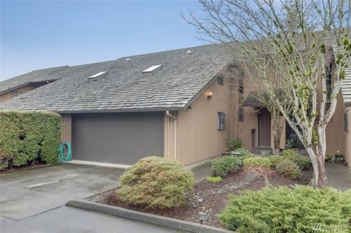 1633 Eagle Ridge Dr, Seattle WA  98055-3552 exterior