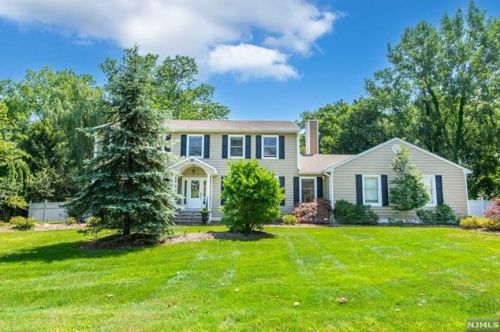 19 Blueberry Ct, Mahwah, NJ 07430-2800