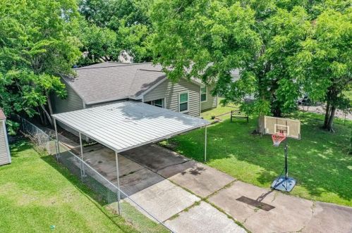 1233 Chevy Chase Dr, Angleton, TX 77515-5432