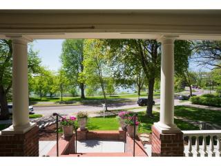 2681 Lake Of The Isles Pkwy, Minneapolis MN  55408-1051 exterior