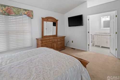 32 Coriander Dr, Princeton NJ  08540-9425 exterior