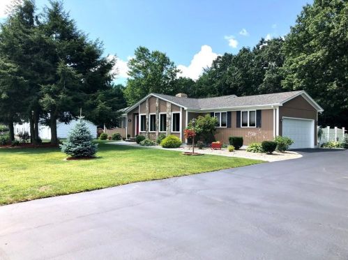 29 Beechnut Dr, Providence, RI 02919-3082