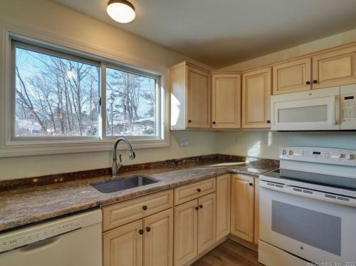 49 Spice Hill Dr, Wallingford, CT 06492-4332