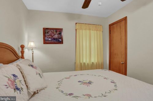 20 Lincoln Dr, Hanover PA 17331-4906 exterior